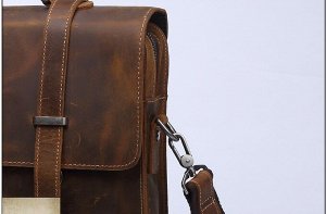 Muhammad Большая многофункциональная элегантная деловая мужская сумка с очень вместительным отделением закрытым на ремни. Внутри помещаются ноутбук, небольшие гаджеты и бумаги форматом А4. Есть внутре