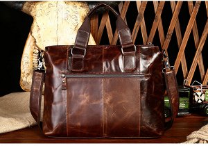 Amar Многофункциональная элегантная деловая мужская сумка из натуральной кожи с очень вместительным отделением закрытым на молнию. Впереди объемные карманы на молнии и с клапаном на пряжке. Имеется не
