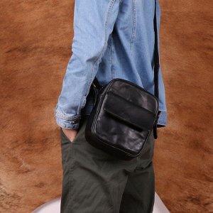 Boyan Многофункциональная мужская сумка из натуральной кожи округлой формы с  вместительным отделением закрытым на молнию. Внутри вместительное отделение для наличных денег и мобильного телефона. Впер