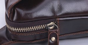 Okvan Многофункциональная мужская сумка  из натуральной кожи для спорта и отдыха, с вместительным отделением закрытым на молнию карманом на клапане. На тыльной стороне отдение на молнии. Цвет: коричне