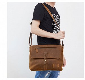 Aziz Большая многофункциональная  мужская сумка из натуральной кожи с очень вместительными отделениями закрытыми на молнию и клапан с пряжками. С возможностью носить как рюкзак. Впереди объемные карма