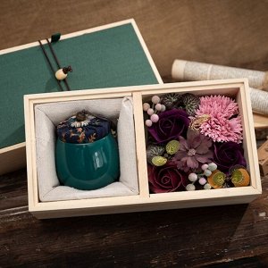 Подарочный набор цветов из мыла с аромасвечой