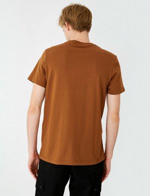 футболка Материал: %100 Хлопок Параметры модели: рост: 191 cm, грудь: 98, талия: 78, бедра: 94 Надет размер: M