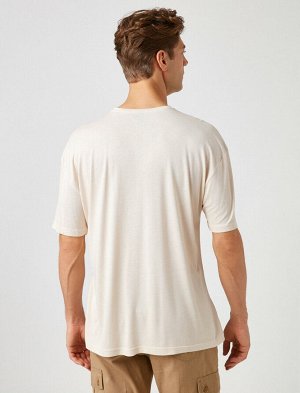 футболка Материал: %100 вискоз Параметры модели: рост: 189 cm, грудь: 97, талия: 78, бедра: 97 Надет размер: M