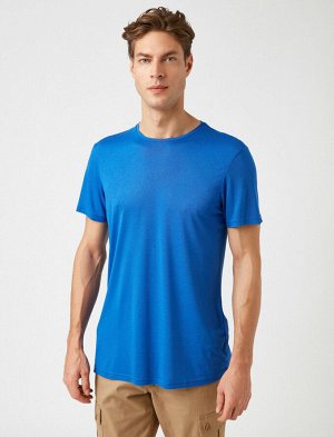 футболка Материал: %100 вискозы Параметры модели:  рост: 189 cm, грудь: 97, талия: 78, бедра: 97 Надет размер: M