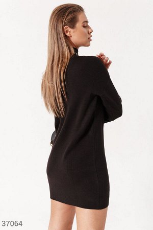 Лаконичное платье-водолазка черного цвета