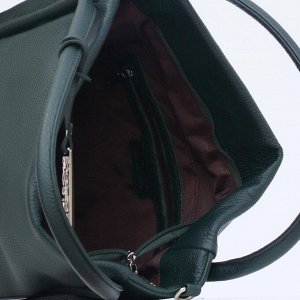 Сумка 30 см  x 28см x 10 cm  (высота x длина  x ширина ) Стильная  вместительная сумка  формата А4,  декорирована съёмным брелком, носится на плече и в руках. Снаружи: на  задней стенке,  карман на мо