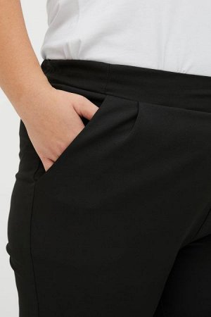 Брюки Цвет:
черный
Состав:
60%ПЭ 35%Вискоза 5%Эластан
Длина изделия:
95 см
Размер модели:
54
Рост модели:
174 см
Стильные брюки  свободного силуэта из костюмной ткани "Барби". Модель с комфортной высо