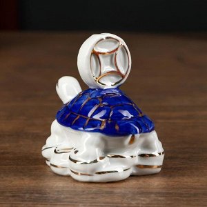 СИМА-ЛЕНД Сувенир керамика нэцке &quot;Черепаха с китайской монетой&quot; бело-синяя с золотом 7,5х7,5х5 см