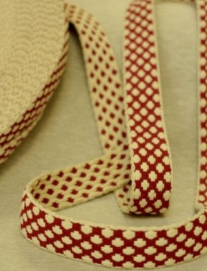 Лента тканая (толстое плетение) Крестики, цв.суровый на красно-бордовом, хлопок-50%, п/э-50%, 40 мм