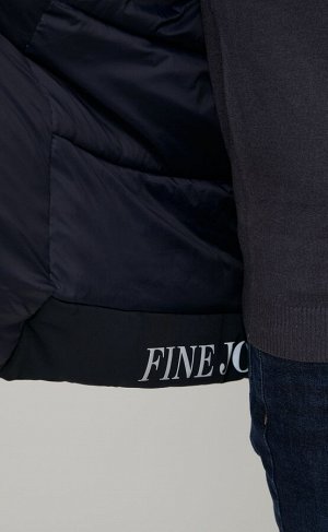 Куртка Новинка от Fine Joyce - удлиненная куртка с регулируемым несъемным капюшоном и отстегивающейся ветрозащитной планкой с воротником-стойкой. Застежка на двойную молнию под планкой на кнопках. Пер