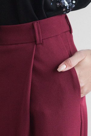 Свободные брюки палаццо со складками спереди, боковыми карманами и пуговицами на поясе.