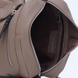 Сумка 20 x 23 x 8,5 cm  (высота x длина  x ширина ) Элегантная  вместительная сумочка кросс-боди носится на плече или через плечо, закрывается на молнию. Внутри:  карман на молнии, два кармана для тел