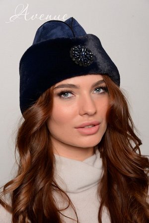 Шапка Стильная женская шапка в виде пилотки,  украшена съёмным декоративным элементом ручной работы.