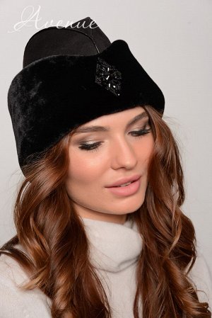 Шапка Стильная женская шапка в виде пилотки,  украшена съёмным декоративным элементом ручной работы.
