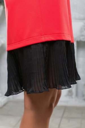 Платье красное с отделкой черное плиссе