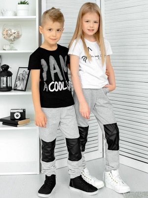 Брюки Комфортные стильные брюки из футера серого цвета для мальчика. Выполнены из высококачественного трикотажа с кожаными вставками на коленях. Сбоку - удобные карманы, по низу брюк - манжеты. Издели