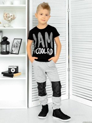 Брюки Комфортные стильные брюки из футера серого цвета для мальчика. Выполнены из высококачественного трикотажа с кожаными вставками на коленях. Сбоку - удобные карманы, по низу брюк - манжеты. Издели