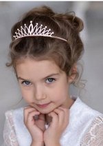 Очаровательная диадема для волос. Украшена стразами