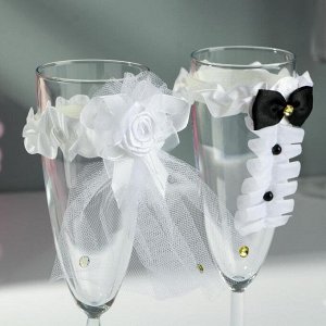 Набор бокалов с костюмчиками "Жених и невеста"