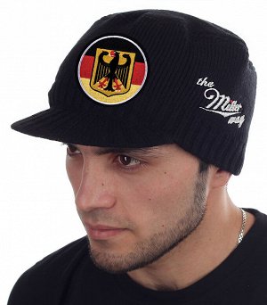 Вязаная кепка с гербом Германии на фоне флага Федеративной Республики - недорогая брендовая модель Miller Way с козырьком. Без попсового декора