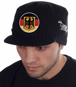 Вязаная кепка с гербом Германии на фоне флага Федеративной Республики - недорогая брендовая модель Miller Way с козырьком. Без попсового декора