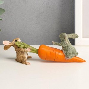 Сувенир полистоун миниатюра "Зайчата с морковкой - тяни, толкай" 5х14,5х4 см
