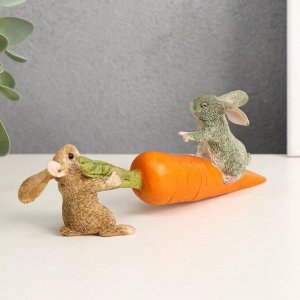 Сувенир полистоун миниатюра "Зайчата с морковкой - тяни, толкай" 5х14,5х4 см