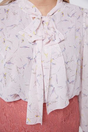 Блузка Женственная блуза на подкладке, верх - шифон в нежный принт, нижний слой - однотон. По переду прилегание по груди за счет вытачек, по спинке отрезная кокетка, дополнена мелкой сборкой. Оригинал