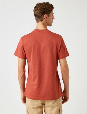 футболка Материал: %100 Хлопок Параметры модели: рост: 189 cm, грудь: 97, талия: 78, бедра: 97 Надет размер: M