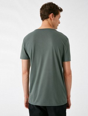 футболка Материал: %65вискоз, %35  Полиэстер Параметры модели: рост: 188 cm, грудь: 93, талия: 81, бедра: 93 Надет размер: L