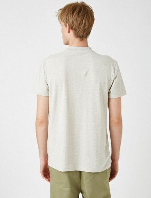 футболка Материал: %100 Хлопок Параметры модели: рост: 191 cm, грудь: 98, талия: 78, бедра: 94 Надет размер: M
