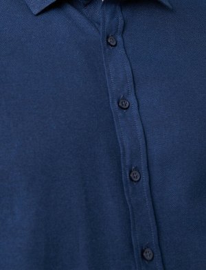 Рубашка Материал: %65  Хлопок, %35 Полиэстер Параметры модели: рост: 188 cm, грудь: 98, талия: 82, бедра: 95 Надет размер: S