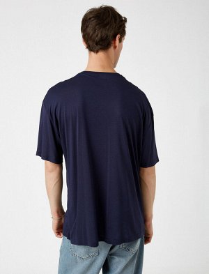 футболка Материал: %100вискоз Параметры модели: рост: 188 cm, грудь: 93, талия: 81, бедра: 93 Надет размер: L