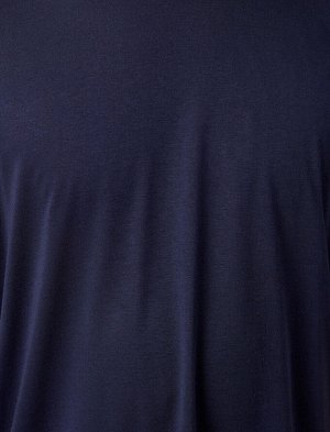 футболка Материал: %100вискоз Параметры модели: рост: 188 cm, грудь: 93, талия: 81, бедра: 93 Надет размер: L