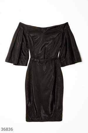 Кокетливое платье-футляр черного цвета