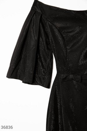 Кокетливое платье-футляр черного цвета