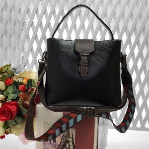 Стильная сумочка Sharme с широким ремнем на плечо из глянцевой эко-кожи чёрного цвета.