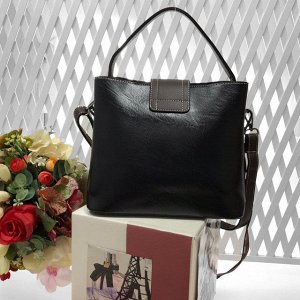Стильная сумочка Sharme с широким ремнем на плечо из глянцевой эко-кожи чёрного цвета.