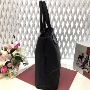 Классическая сумочка Mahito формата А4 из матовой эко-кожи чёрного цвета.