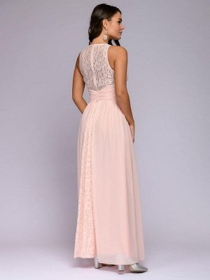 Платье персикового цвета длины макси с жемчужной отделкой
