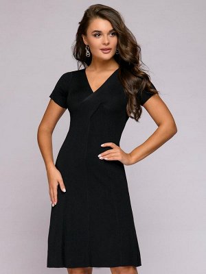 Платье черное с глубоким вырезом и короткими рукавами