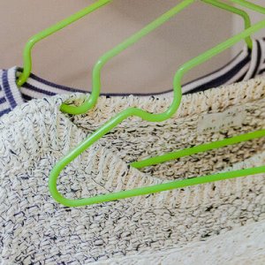 Вешалка-плечики для одежды детская с антискользящим покрытием, размер 30-34, цвет зелёный