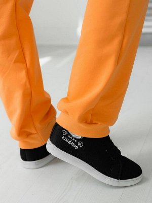 Брюки Удобные брюки из футера оранжевого цвета , пояс и манжет по низу изделия из резинки, с боковыми карманами. Изделие выполнено из трикотажа премиального качества - ПЕНЬЕ, с содержанием хлопка боле
