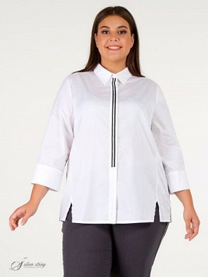 Блузка Оригинальная белая блуза прямого силуэта из эластичной ткани с высоким содержанием хлопка. Модель с рубашечным воротником на стойке. Рукава длинной 3/4, с высокой манжетой. По борту обработана 