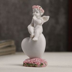 Сувенир полистоун "Белоснежный ангел в розовом веночке верхом на сердце" 8,5х4,3х2,2 см