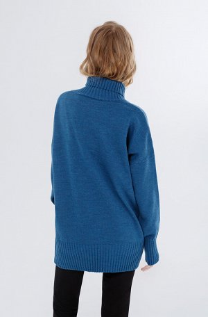 Свободный трикотажный свитер с удлиненными рукавами