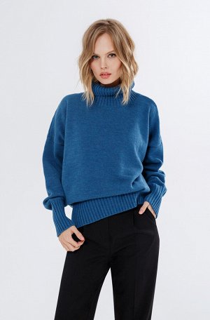 Свободный трикотажный свитер с удлиненными рукавами