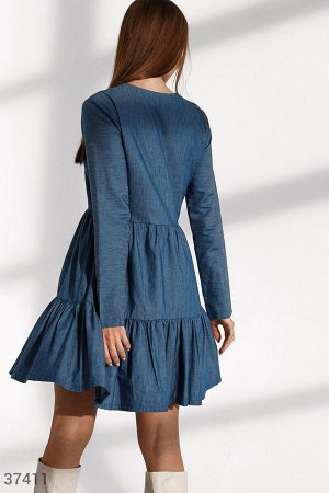 Джинсовое платье с многоярусной юбкой