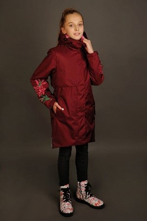 Парка Парка для девочки с дизайнерской вышивкой
Верх - Oxford (с мембраной)
Утеплитель - синтепон 100 г/м.кв
Подклад - 190T Nylon Taffeta